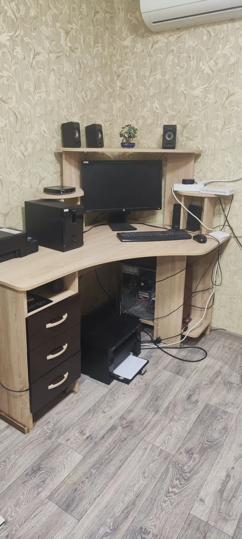 Продается большой компьютерный стол