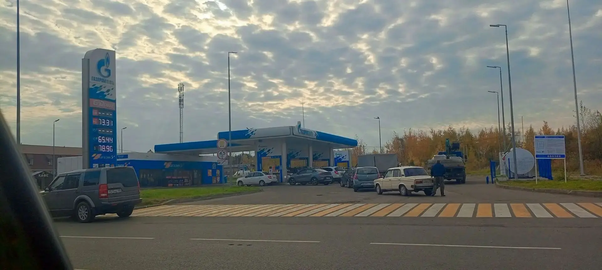 Бензин на АЗС «Газпромнефть» в наличии, а привычных очередей у колонок совсем нет.