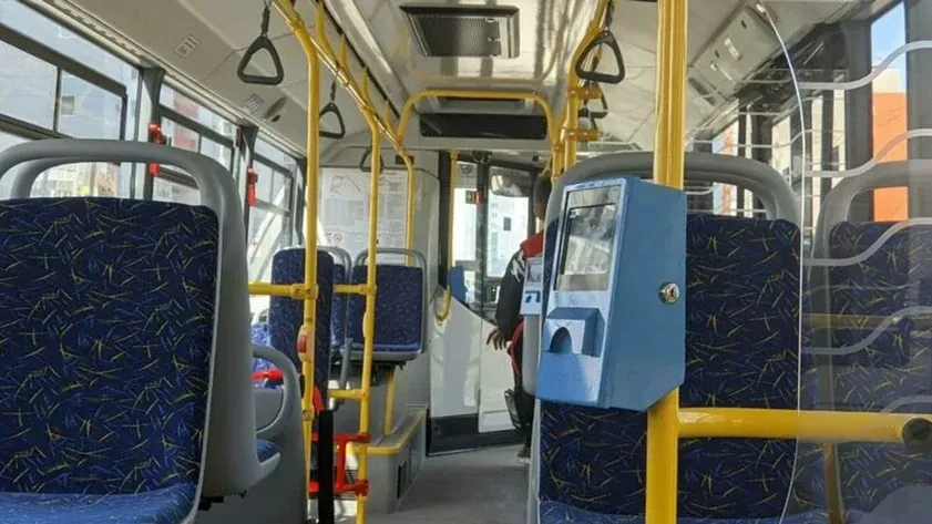 В Барнауле мужчина домогался девушки в автобусе и ударил ее по лицу