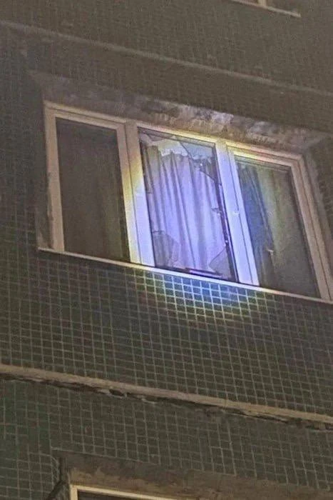 В Петербурге пьяный 48-летний мужчина разбил окно булыжниками, желая выйти на связь с в...