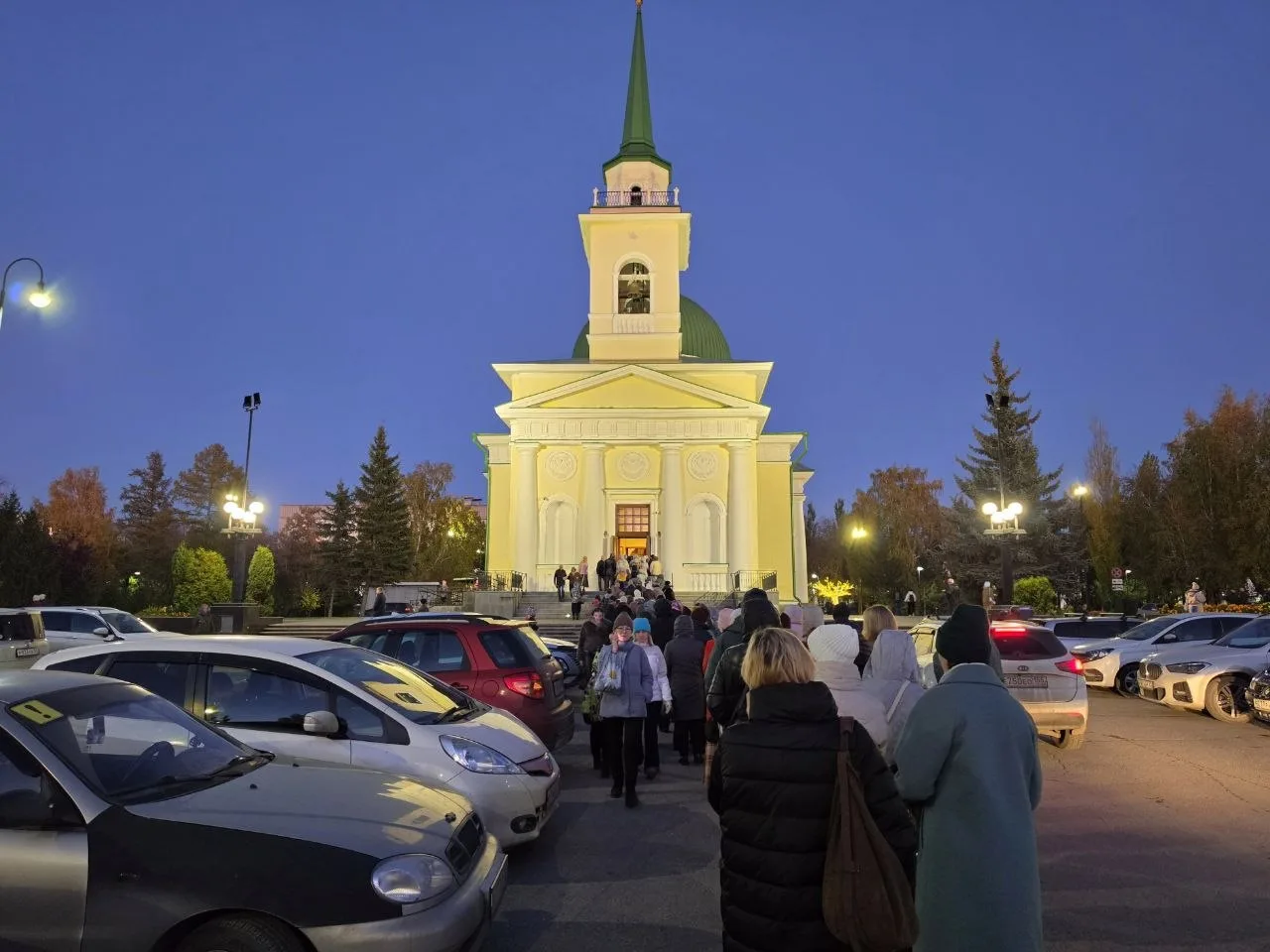 🙏 Огромная очередь выстроилась к Поясу Пресвятой Богородицы в Омске.