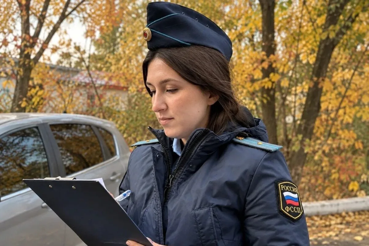 Смоленские приставы взыскали 180 тысяч с женщины за залитую квартиру