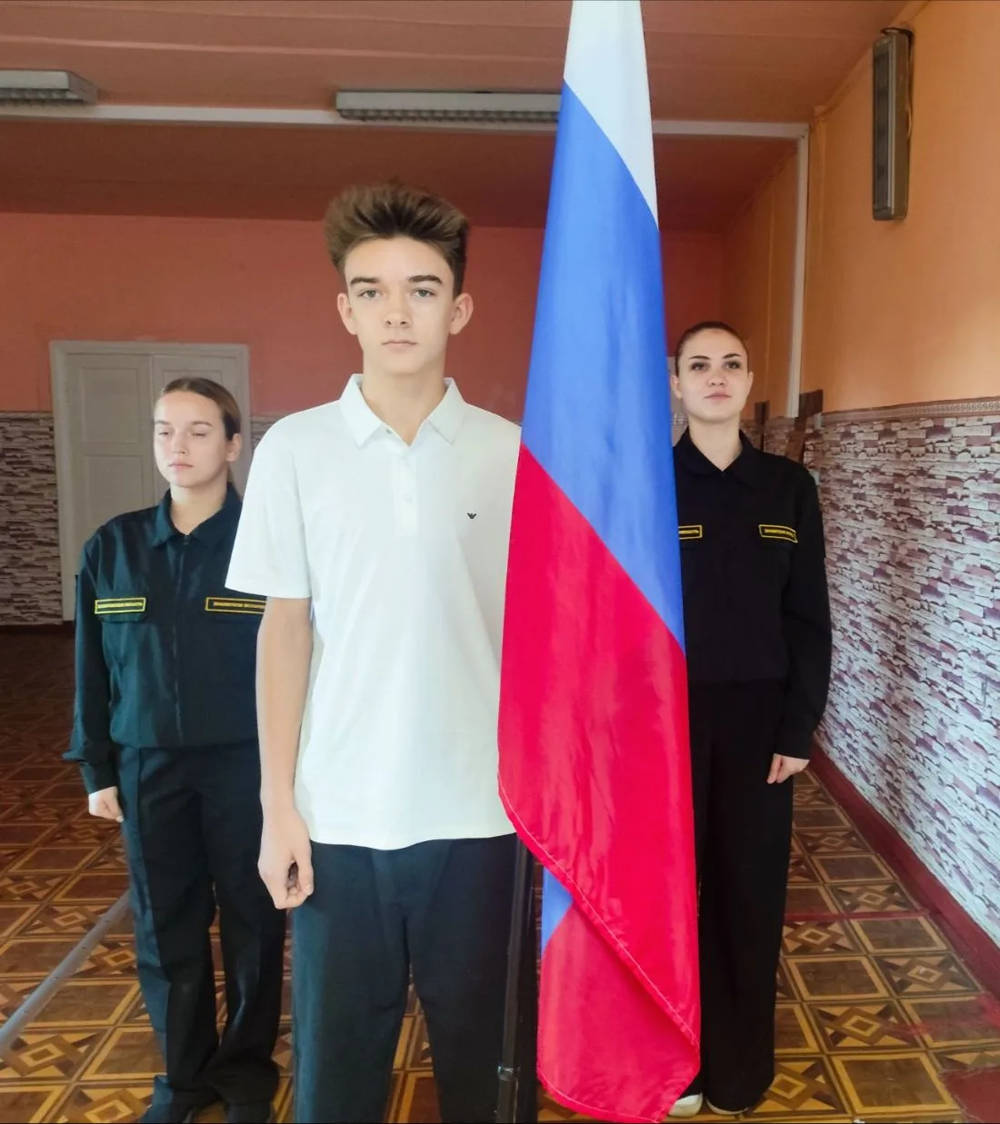 🇷🇺 Новая неделя в ГБУ ОО ЗО «Нововасильевская СОШ №53» Приазовского района началась с...