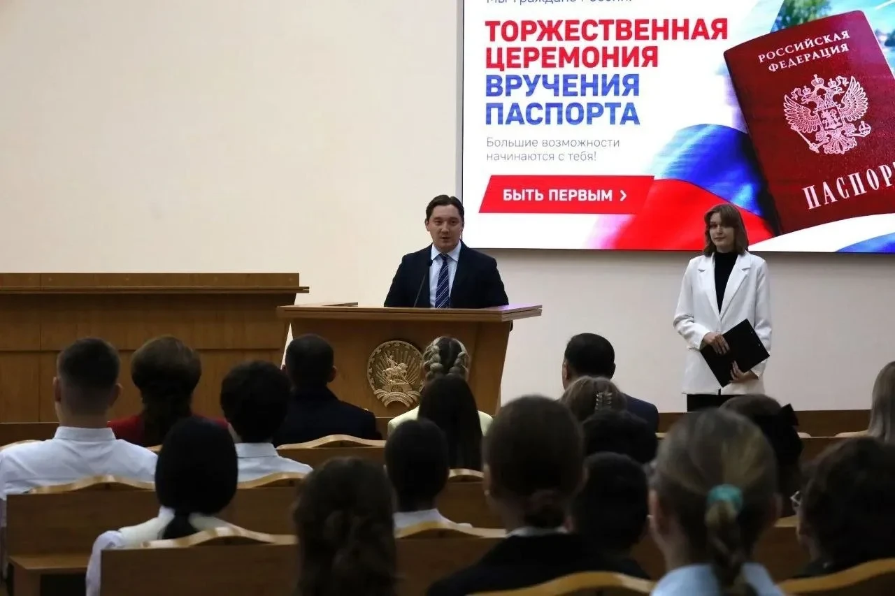 В Стерлитамаке ко Дню Республики торжественно вручили паспорта одаренным школьникам