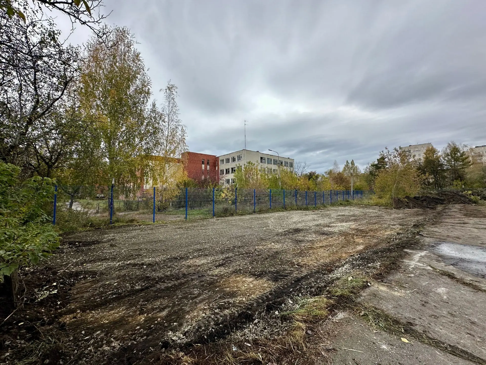 В Озерске строят комбинированную спортивную площадку