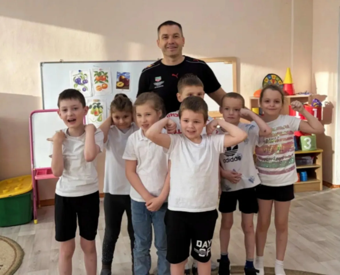 Зарядка с папой — лучший старт дня! 💪