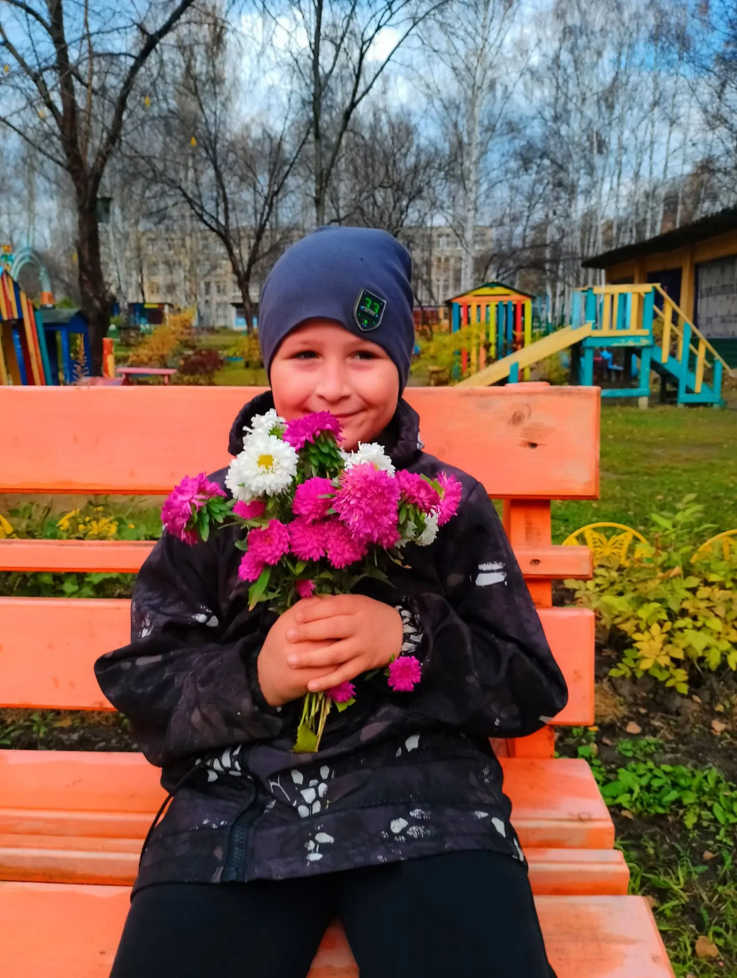 🍂 Последние мгновения осени… Группа «Цветочки» ловит каждый золотой листочек и бережно...