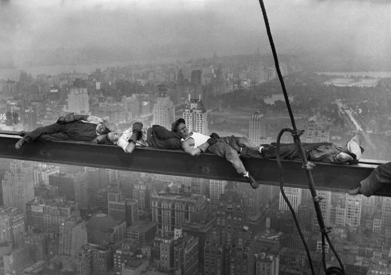 Строители отдыхают на стальной балке над Манхэттеном, 1932 год.