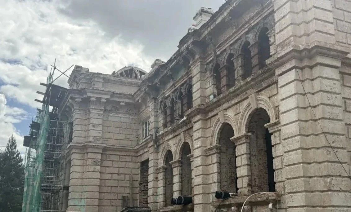 В Благовещенске восстанавливают кровлю и фасад бывшего кардиоцентра после пожара