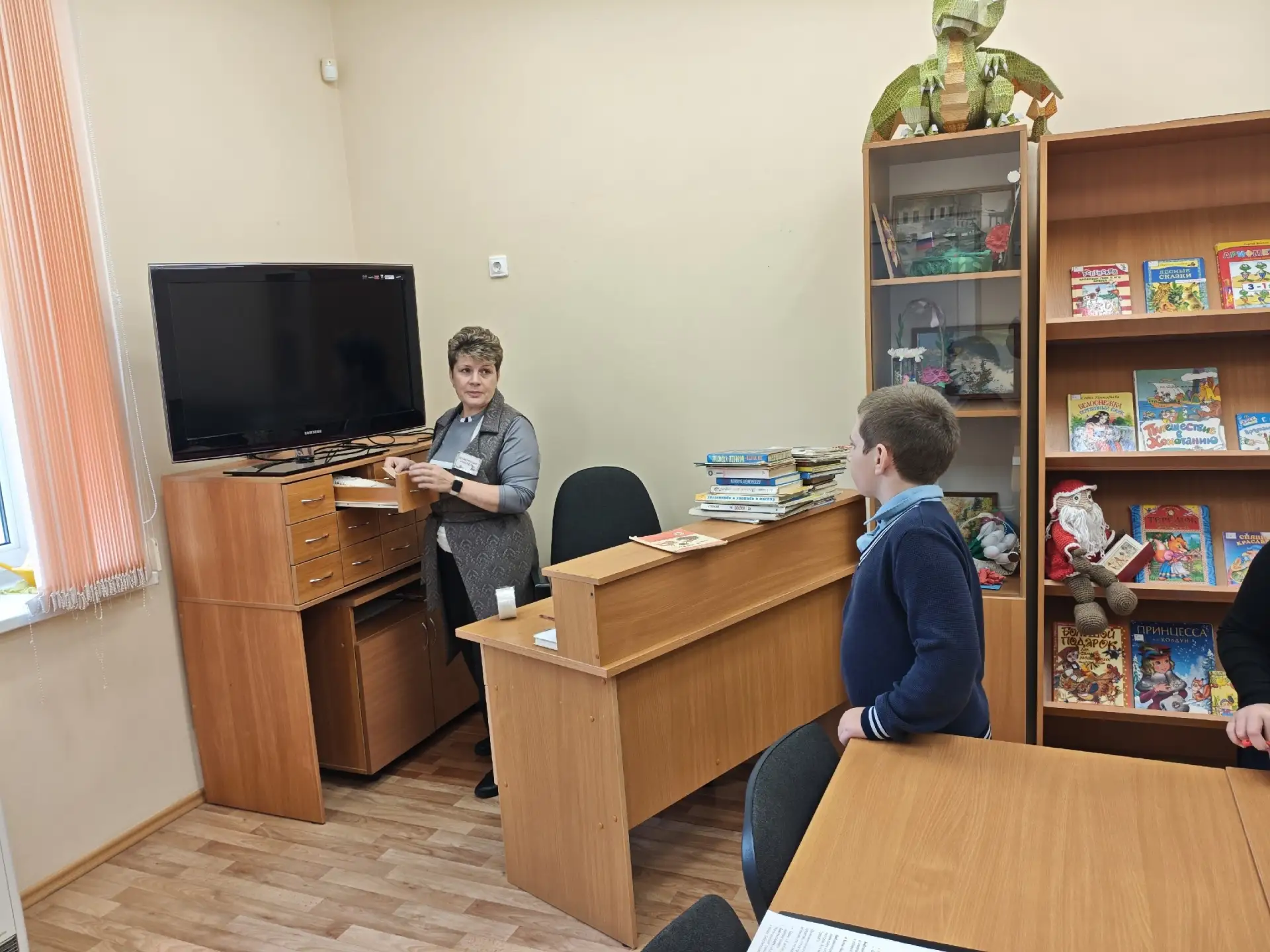 Путешествие в мир книг: третьеклассники на экскурсии в школьной библиотеке