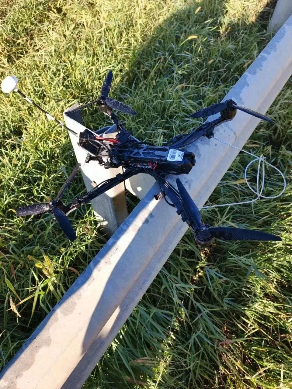 🛑 Противник начал применять новый тип FPV с зацепом на провода. Теперь, кроме того что...