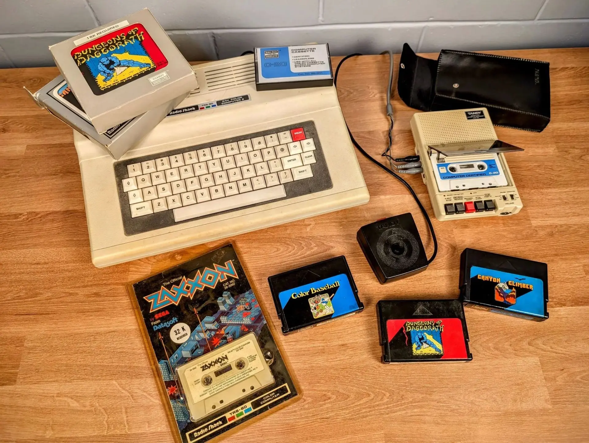 Tandy Color Computer 2 (также известный как TRS-80 Color Computer 2 или просто CoCo 2) ...