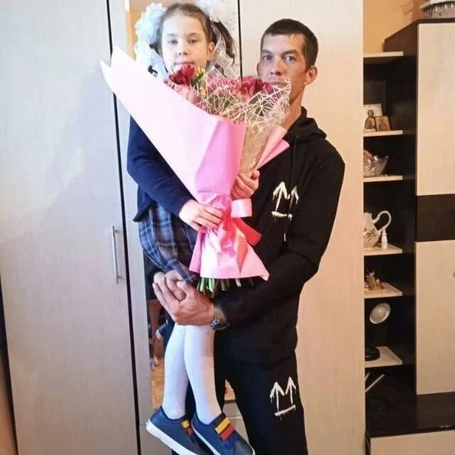 Муксинова Вероника, 6б класс принимает участие 📸 В школьной фото-акции «Обнимая папу».