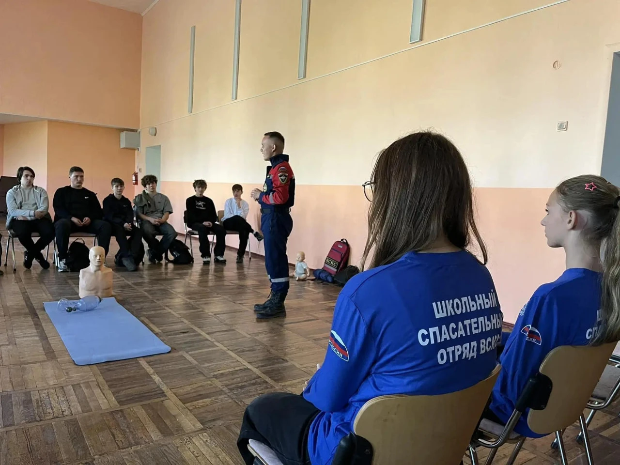 Активисты ВСКС провели занятие по оказанию первой помощи для старшеклассников Бердянско...