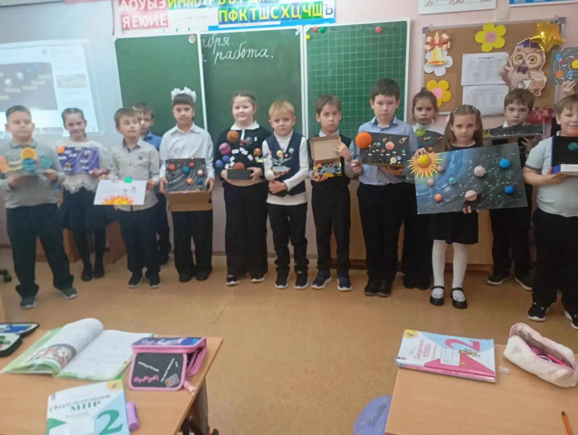 Учащиеся 2"Б"класса, классный руководитель Полянская О.И., на уроке окружающего мира по...