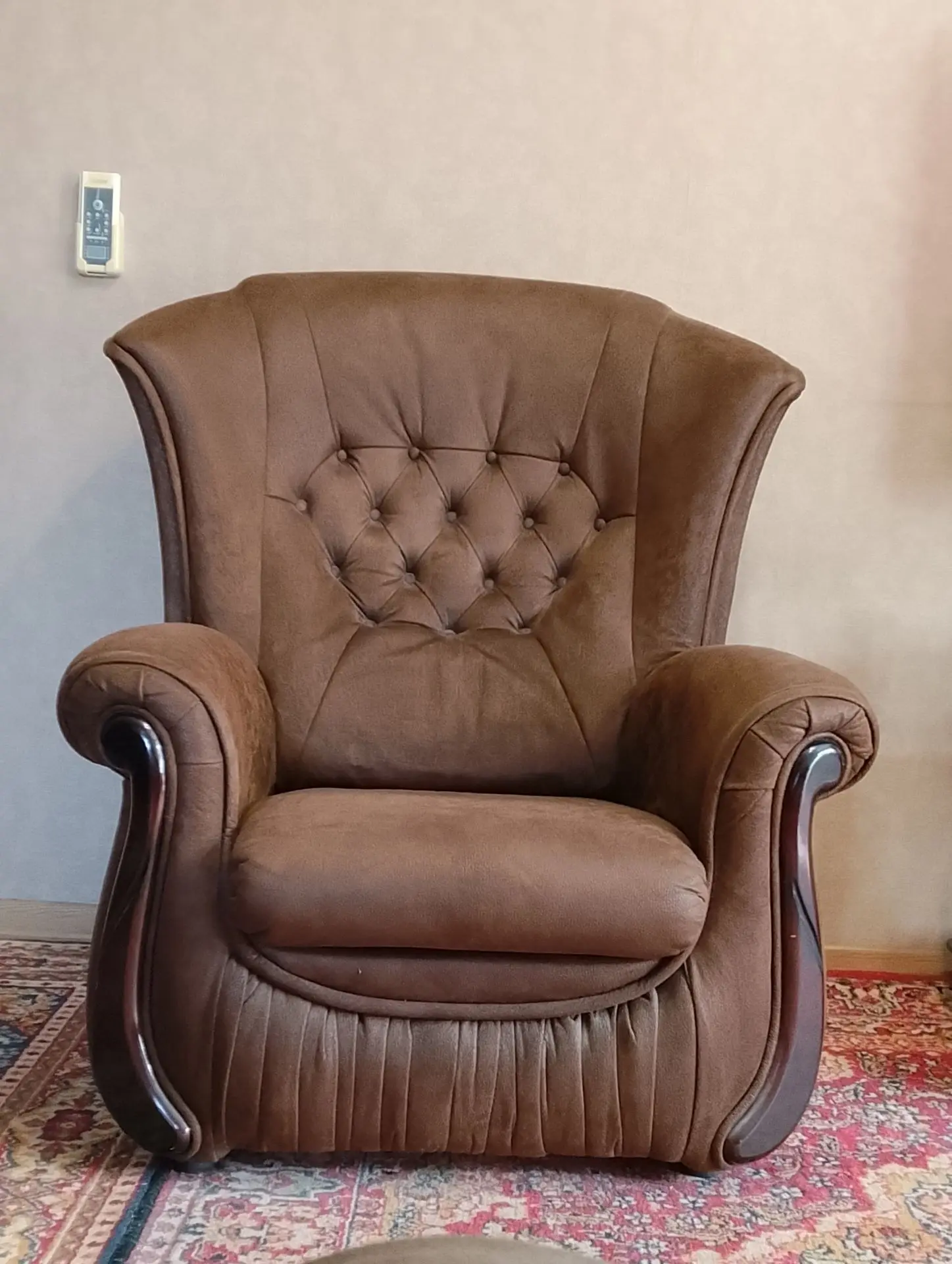 Продам диван + 2 кресла. Диван выдвигается вперед. Спальное место пружины. Состояние ка...