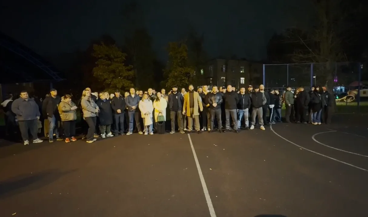 Местные жители одного из городов Подмосковья собрались на народный сход и записали виде...