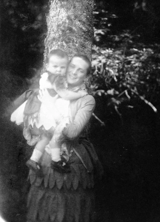 Развенчиваем сегодня дурацкий миф. Феликс Юсупов в своих мемуарах писал, что мать его, ...