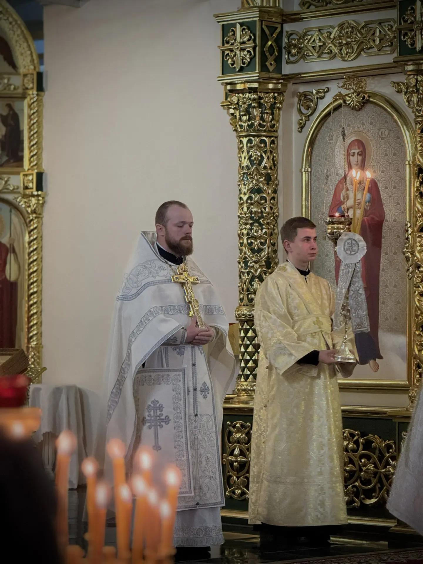 Именинник сегодня опоздал к столу.