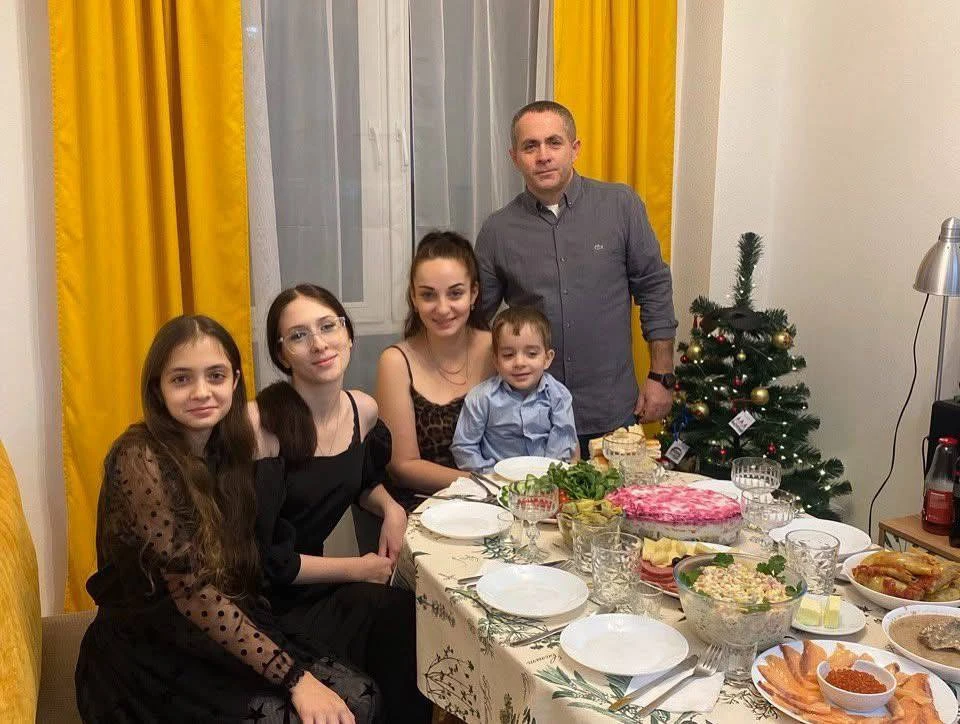 Участник фотоакции Рафаэль Папазян с женой Дианой, дочками Камиллой, Софией и сыном Раф...