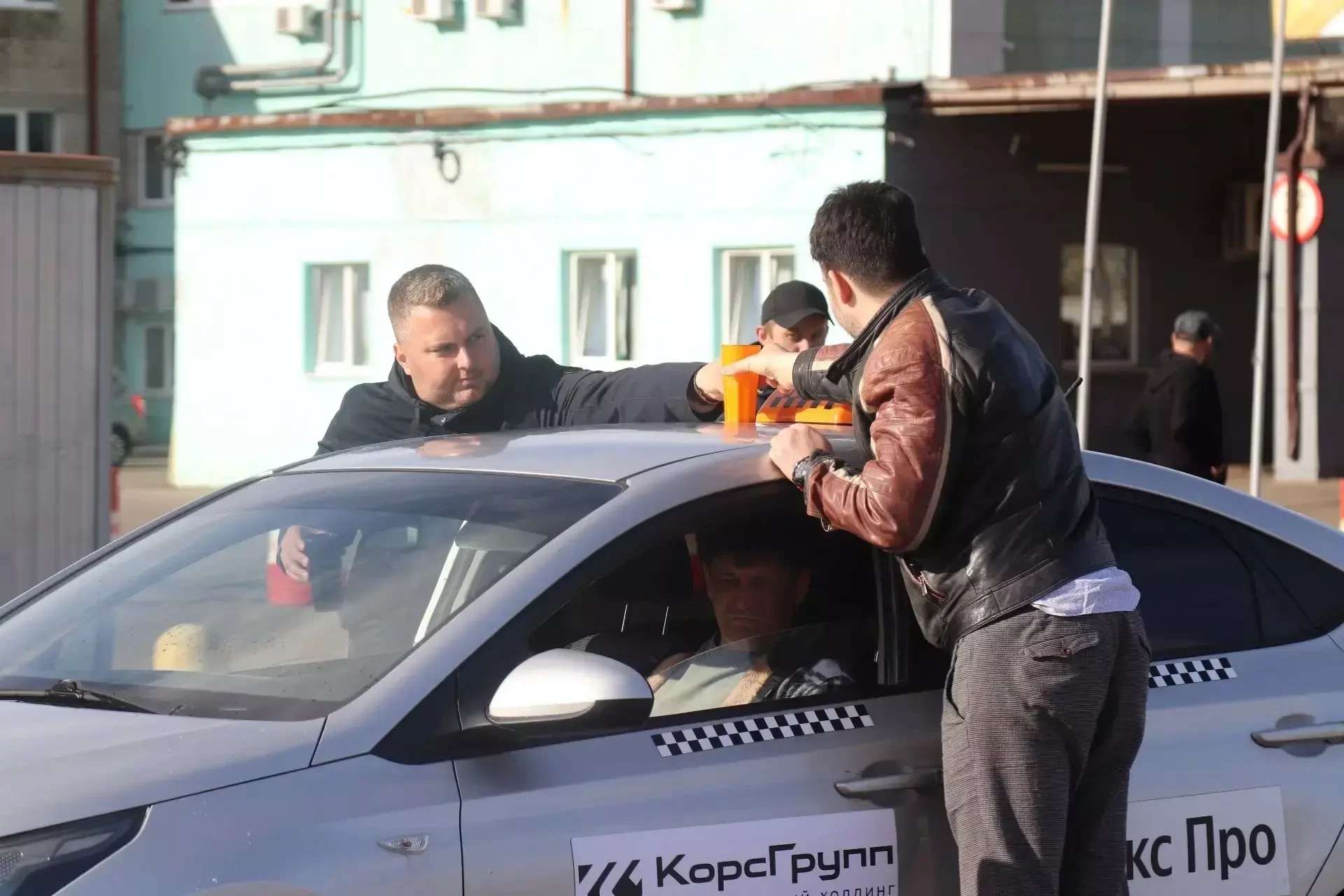 Пять стаканов воды на крыше: назван лучший таксист Ярославской области
