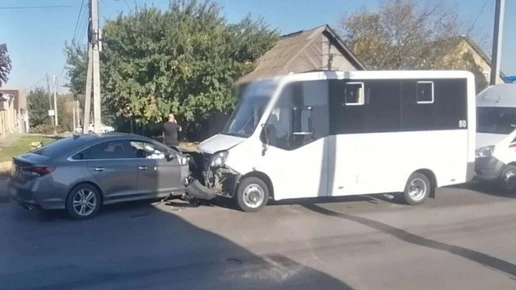В Волгограде восемь пассажиров маршрутного такси пострадали в ДТП