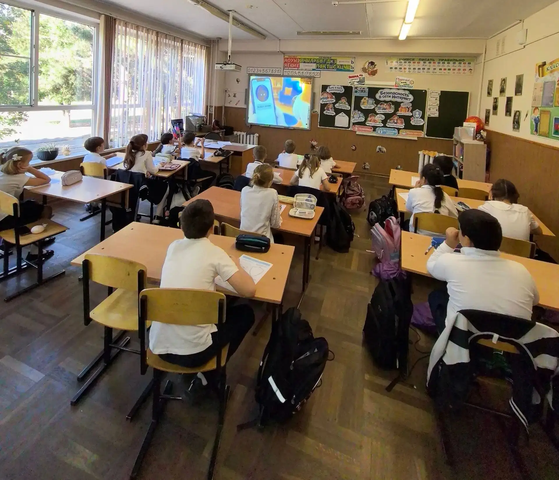 В 3 «Д» классе на «Разговорах о важном» обсудили правила поведения в интернете. Ребята ...