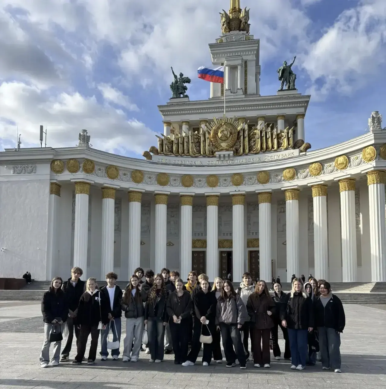 🎨 Студенты ФК35 посетили выставку «Искусство сцены. Академическая живопись» на ВДНХ.