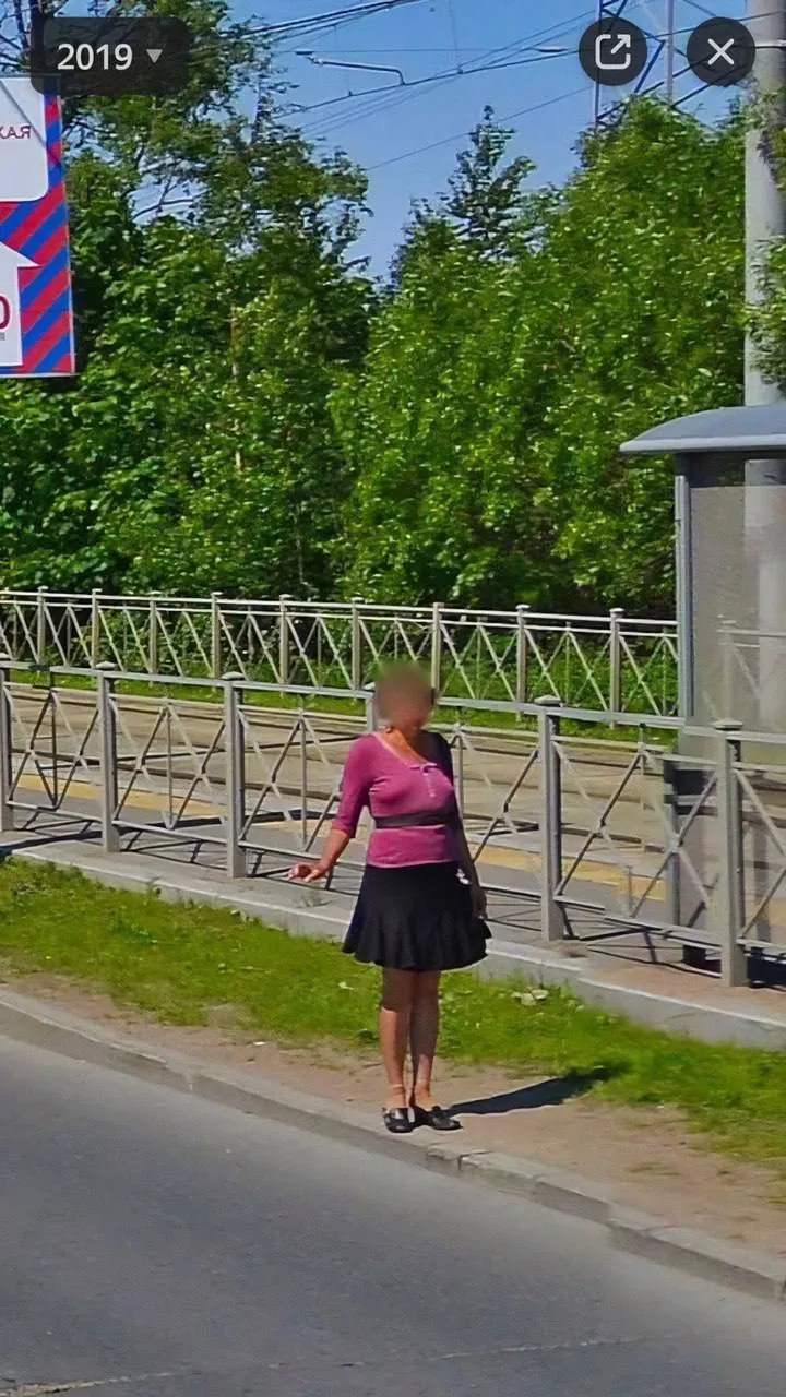 В Петербурге проститутка уже 25 лет стоит на одной и той же точке Петергофского шоссе, ...