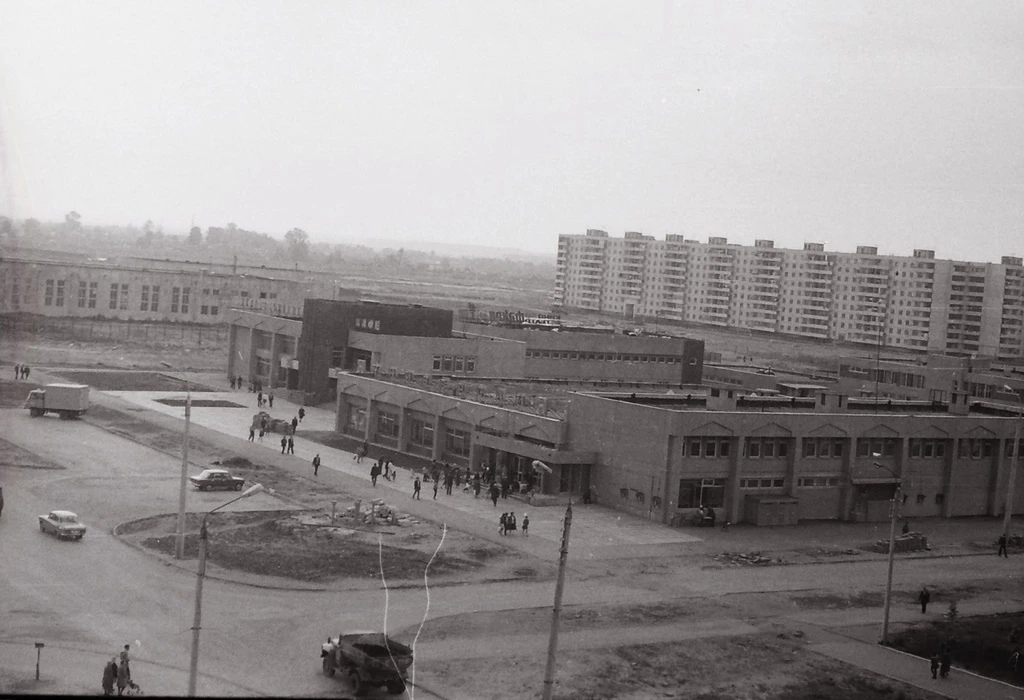 📷 Ни одного дерева: улица Адоратского в середине 80-х