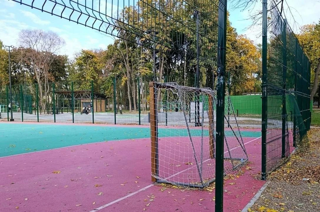 Поврежденный спортивный инвентарь в парке «Гулливер»