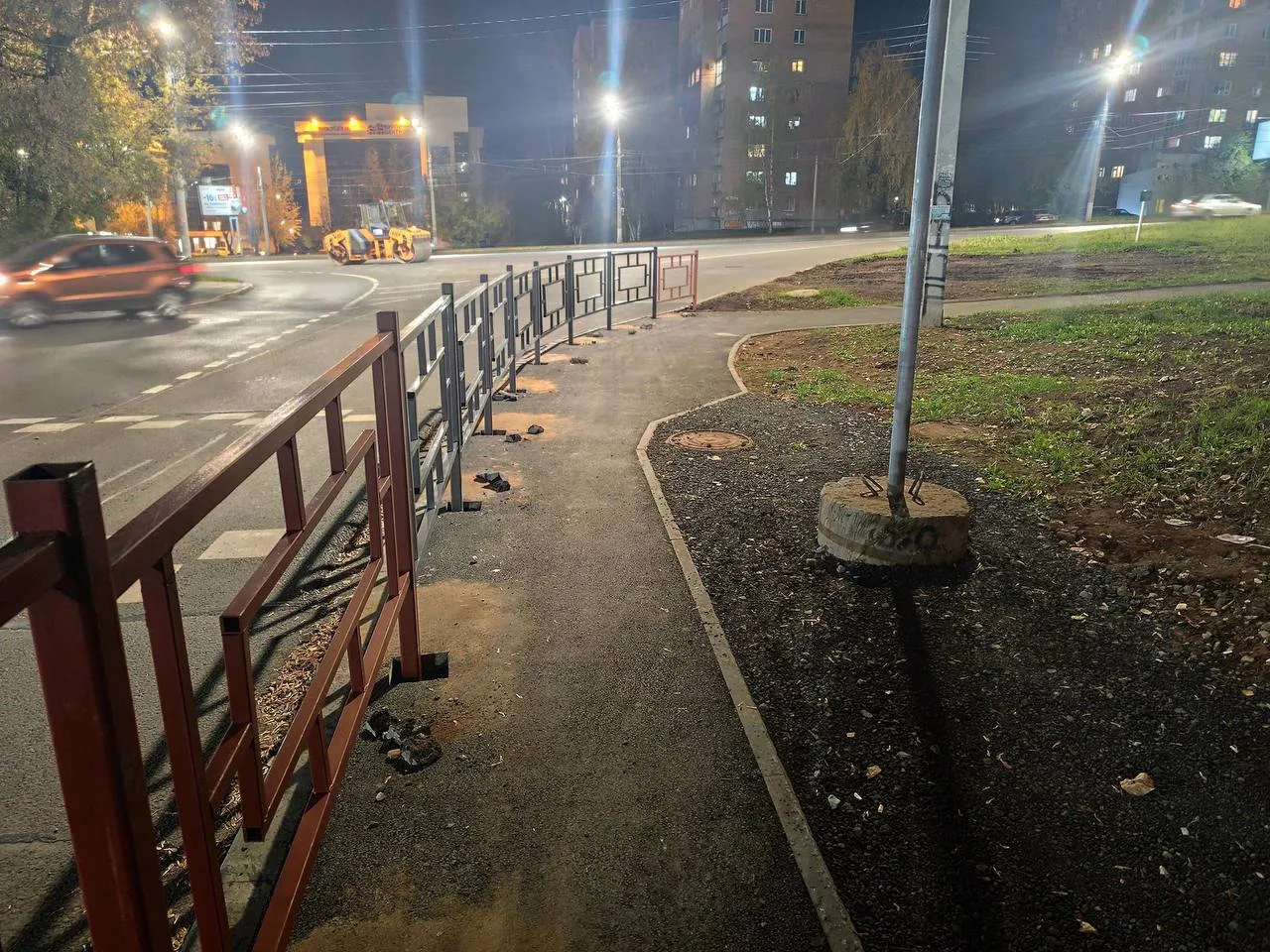 🚶 В Ижевске у 62-й школы появился волнообразный тротуар, который люди прозвали «тротуа...