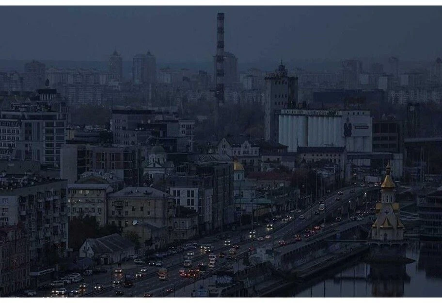 «В Киеве снова ввели экстренные отключения света, графики не действуют», — пишут местны...