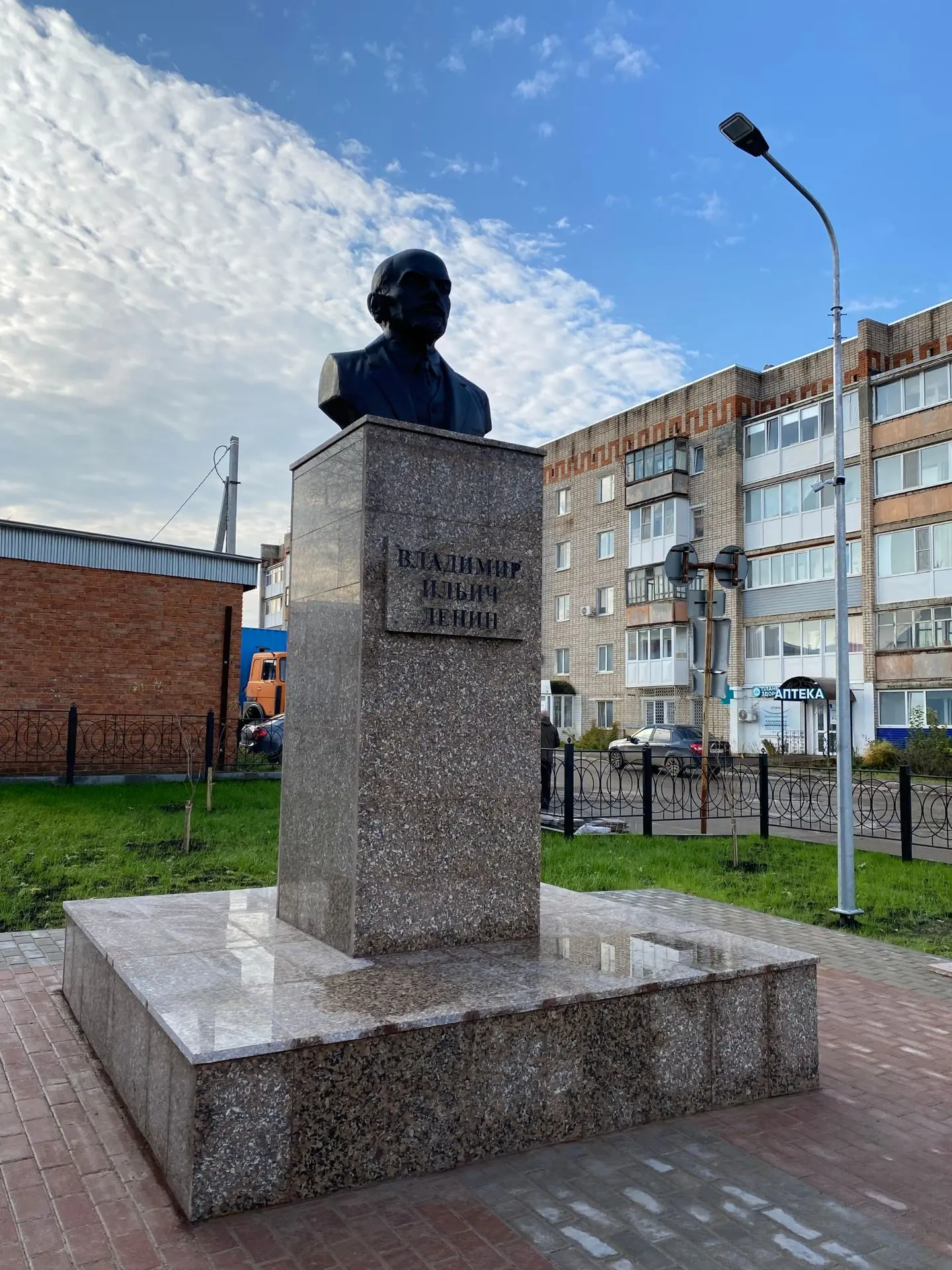 Весной убрали памятник Ленину на Первомайской площади, осенью – постамент вождю мировог...