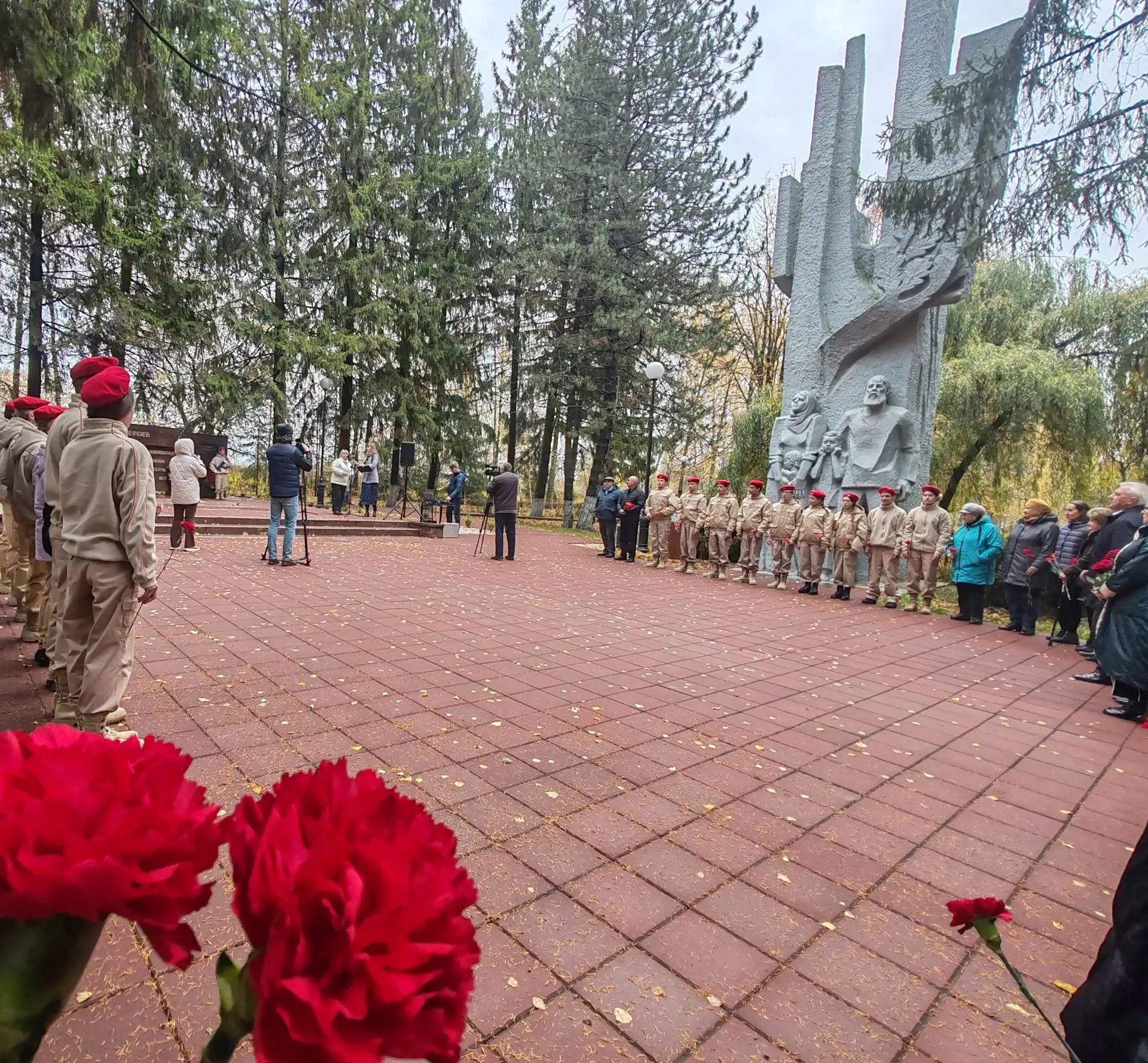 16 октября учащиеся нашей школы совместно со старшей вожатой Овсянниковой Т.В. приняли ...