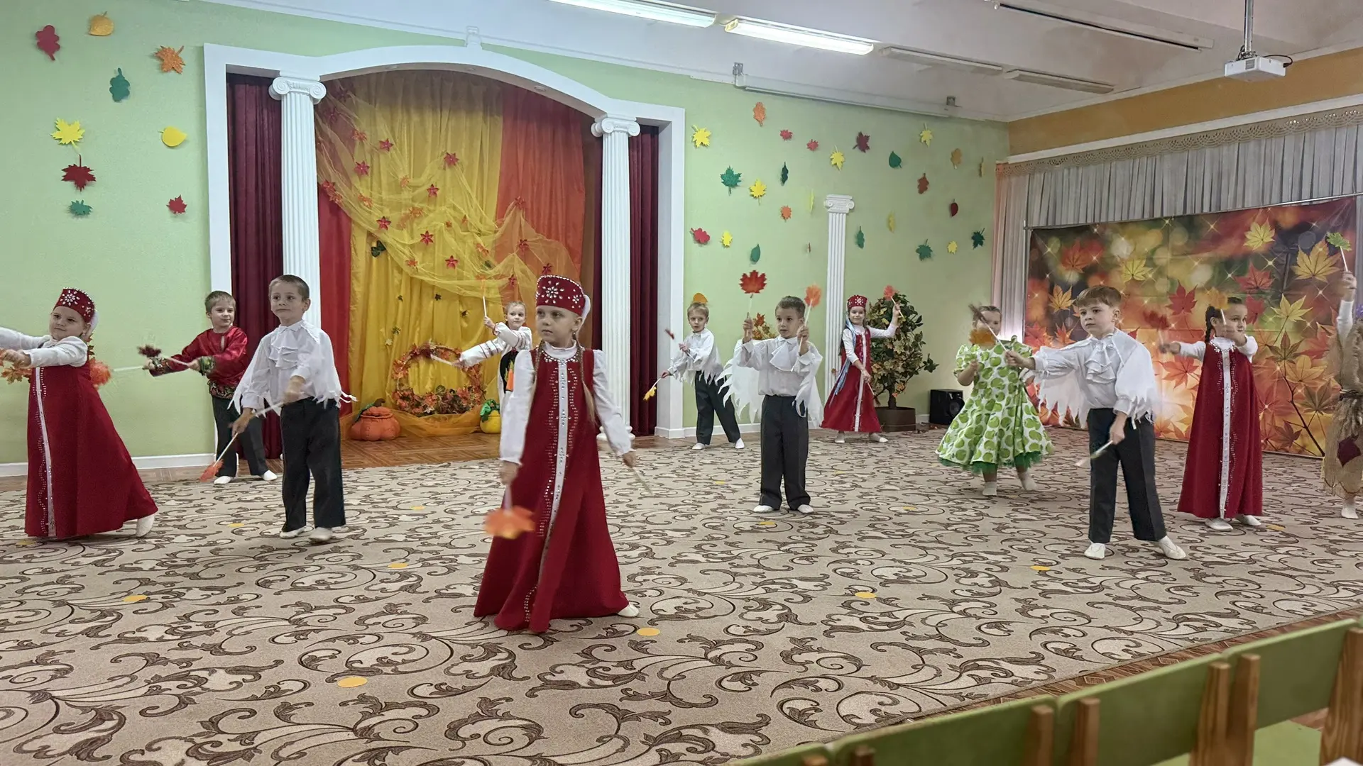 🎉 В саду ГБДОУ ЛНР «Ясли-сад №76 «Дружба», осенний утренник в группе «Пчёлка»: сказка ...