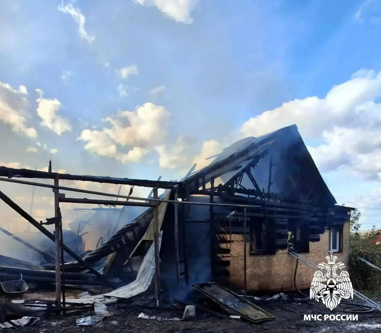 Жилой дом полностью сгорел в Алатыре, огонь повредил соседнее здание