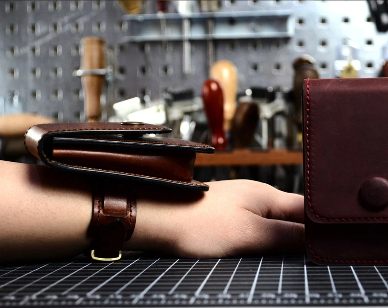 Сумочка на запястье от Miura Leather