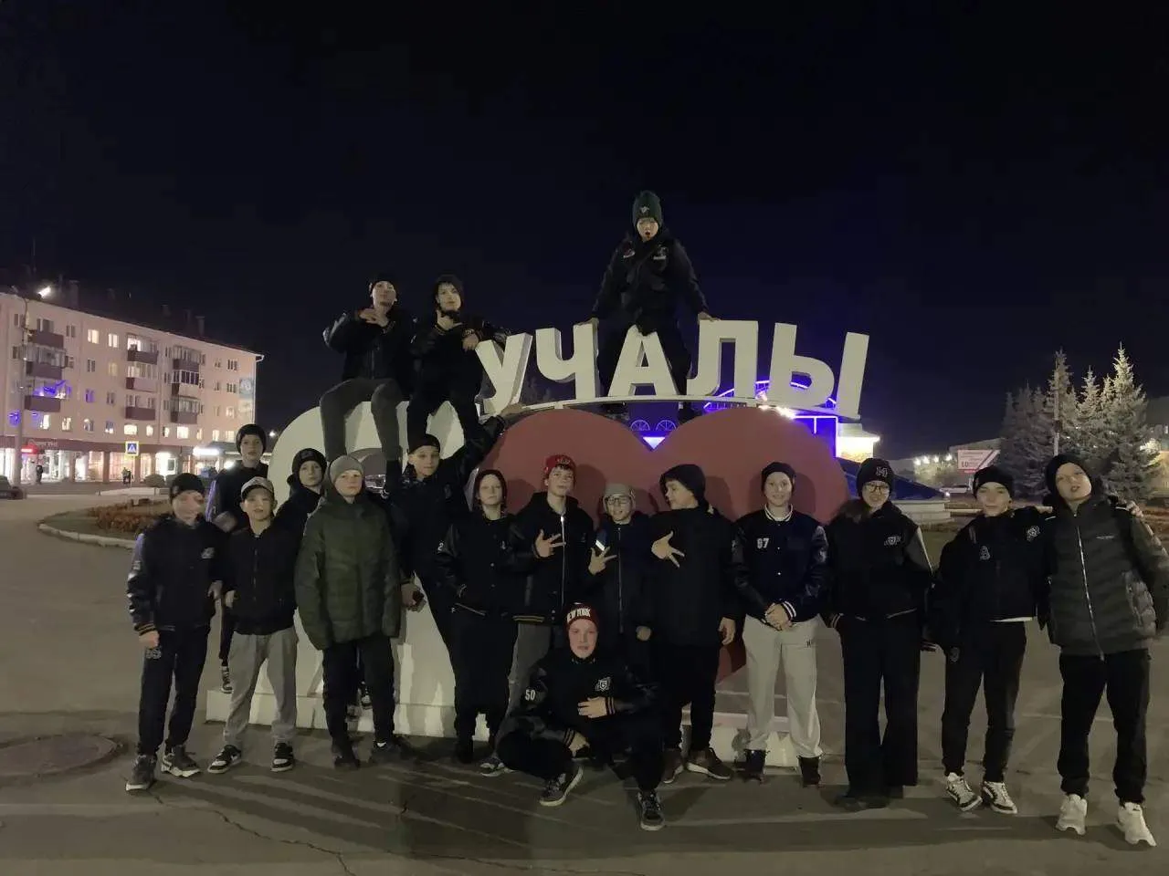 Готовимся к хоккею в эти выходные и вспоминаем, какой был молодец «Буран» на прошлых. 1...