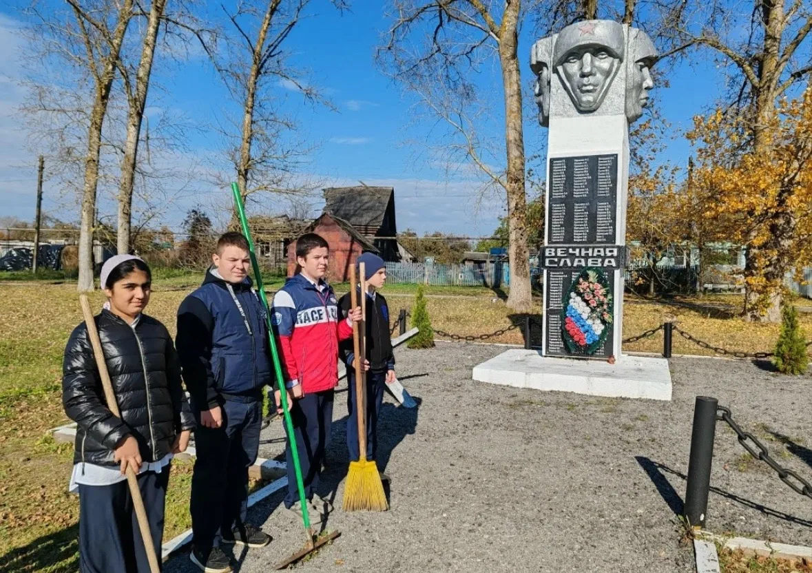 🍂 «Осенняя неделя добра»: уборка Обелиска Славы 🍂