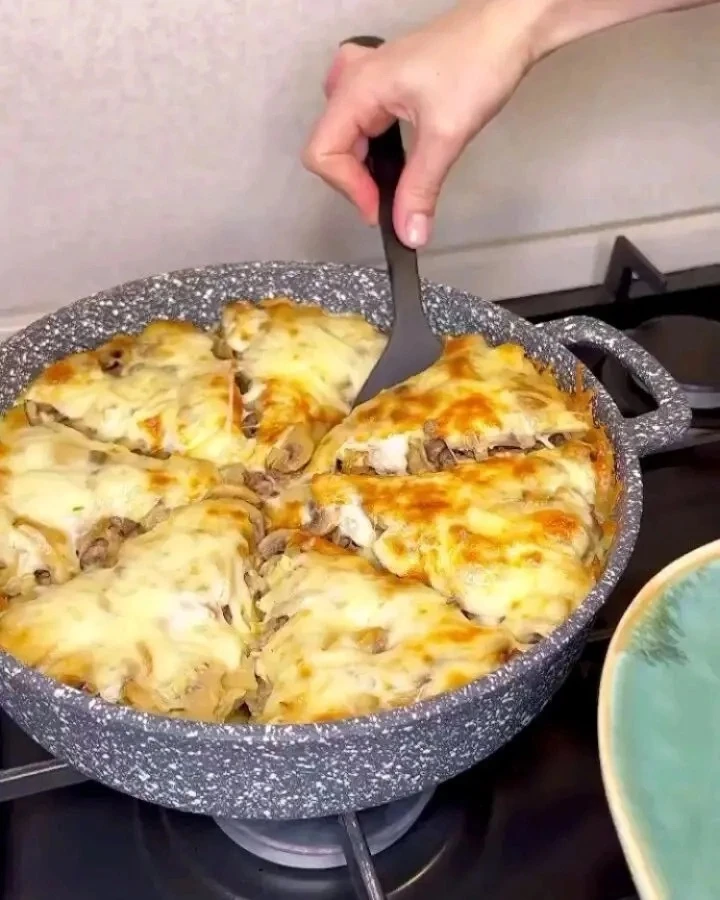 КАРТОФЕЛЬНАЯ ЗАПЕКАНКА С ФАРШЕМ И ГРИБАМИ