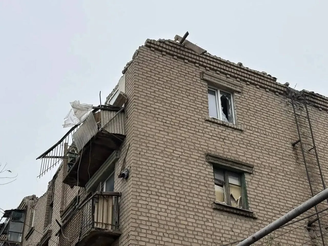 ⚡️ БПЛА врага ударил по жилому дому в Красном Луче