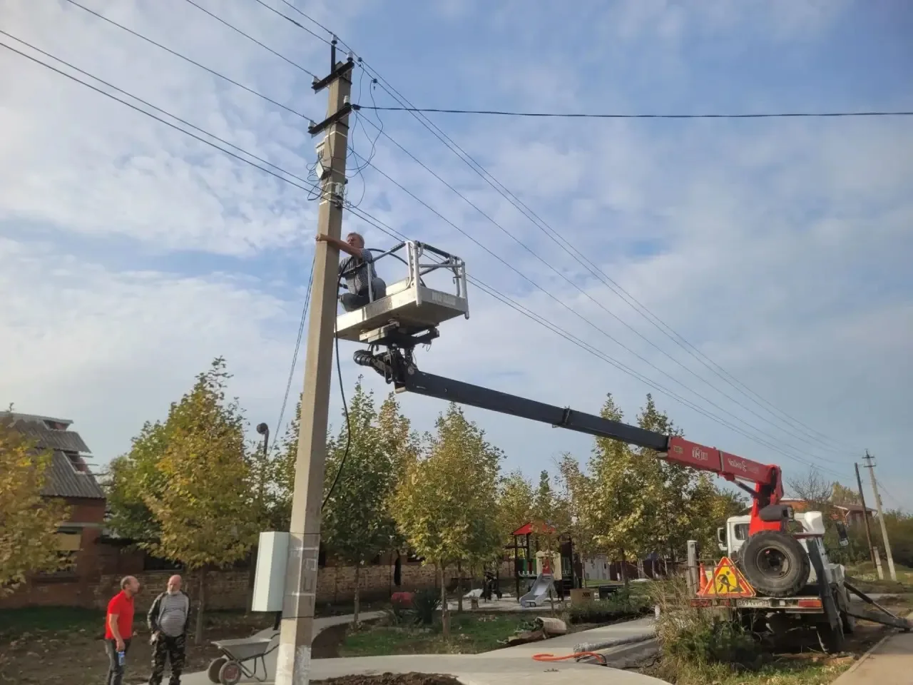 Проведение работ по подключению уличного освещения в сквере, ул. Длинная