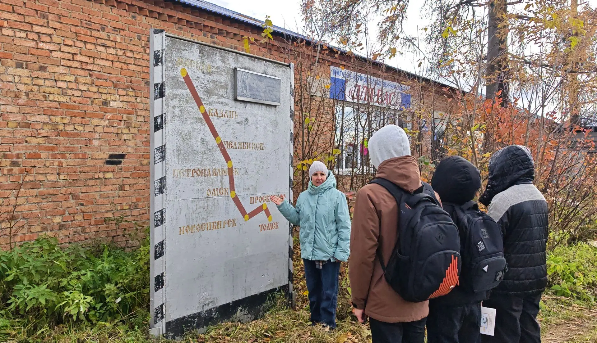 💫Сотрудники библиотеки провели краеведческий час под открытым небом, который позволил ...
