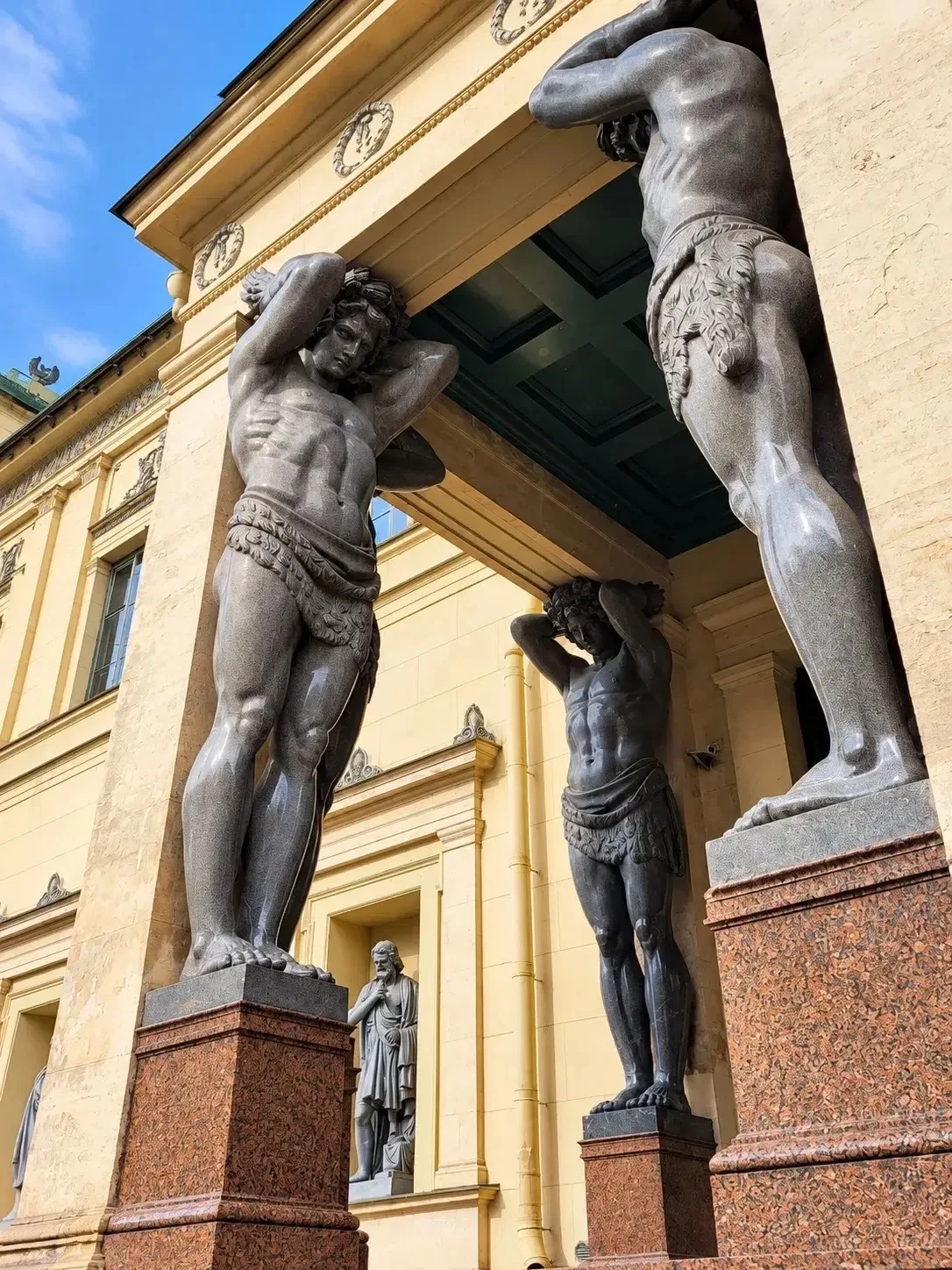 Петербург сенью особенно красив: золото листвы, зеркальная Нева и знаменитые разводные ...
