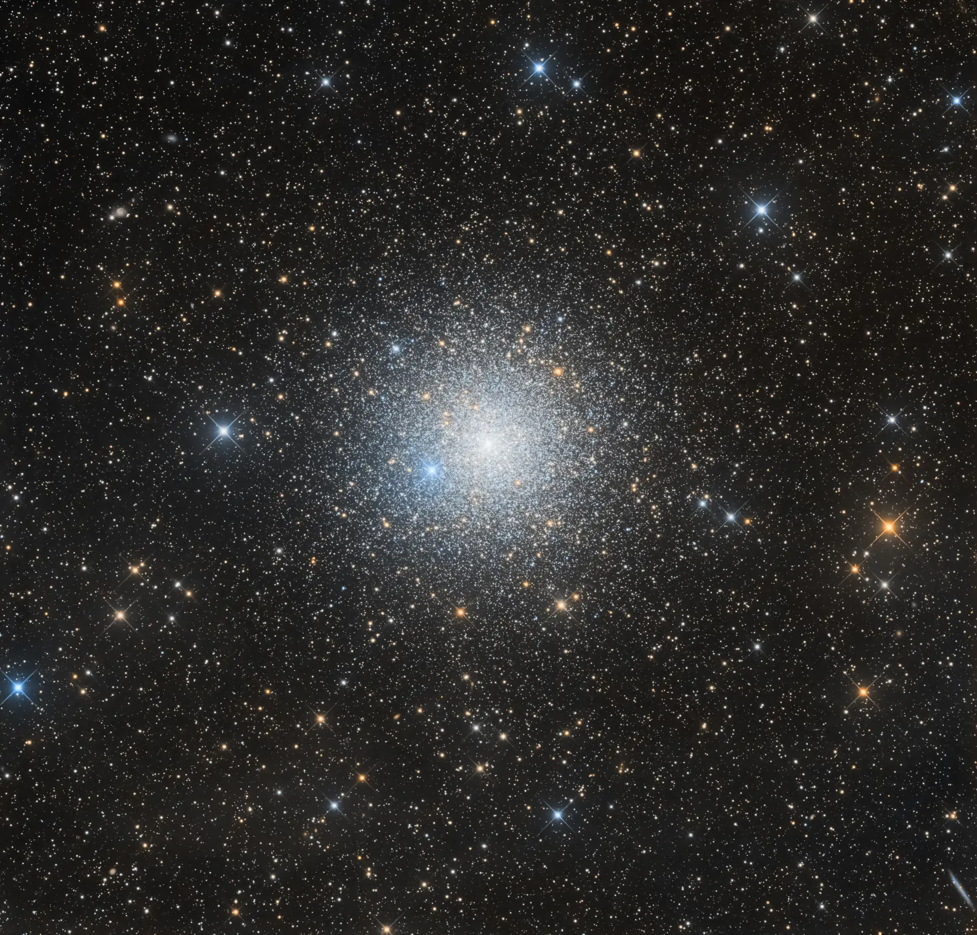 Шаровое звёздное скопление NGC 6752 [Космокадр 25.10.2024]