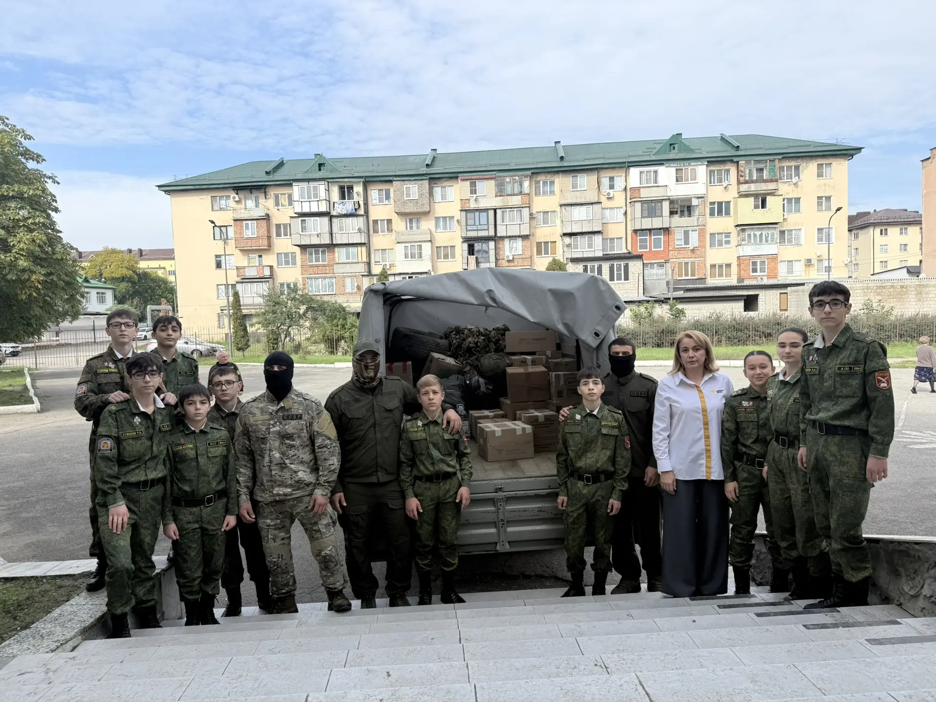 🇷🇺  Сегодня наша школа передала гуманитарную помощь бойцам СОБР «Эльбрус» — тем, кто ...