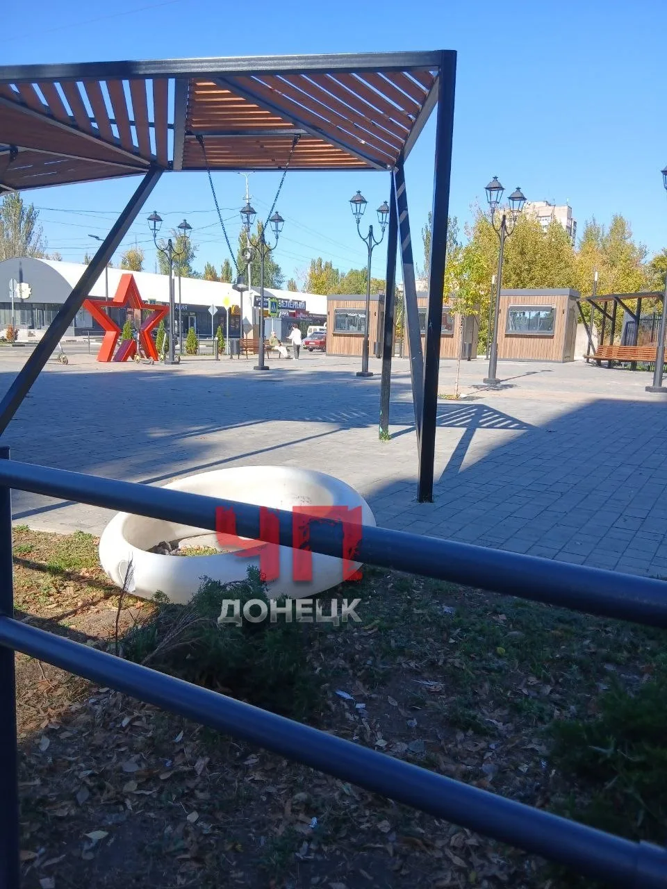 Вчера дети сломали качели на Аллее Победы в Макеевке