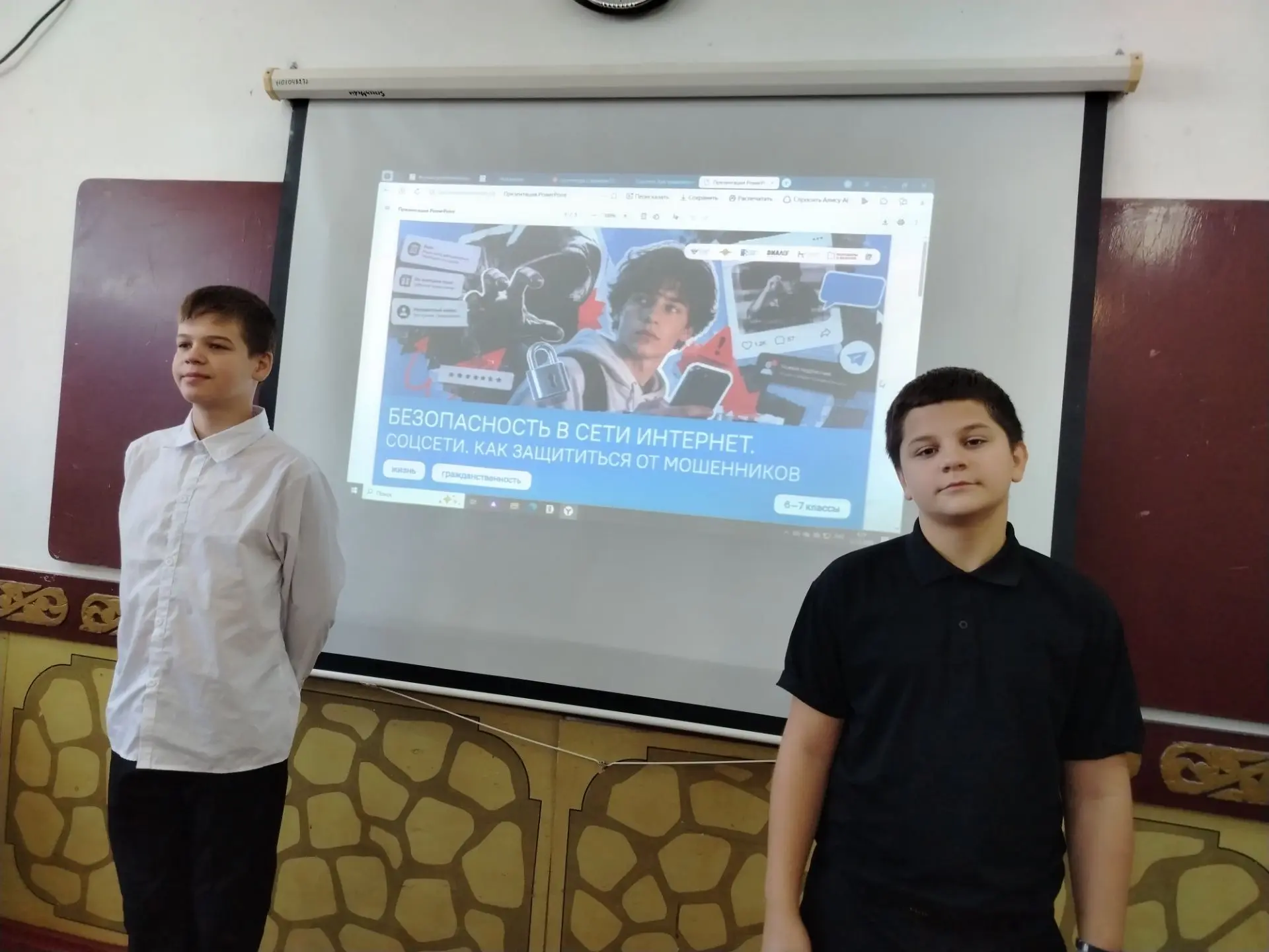 Утро нашего понедельника началось с традиционной общешкольной линейки —  атмосфера заря...