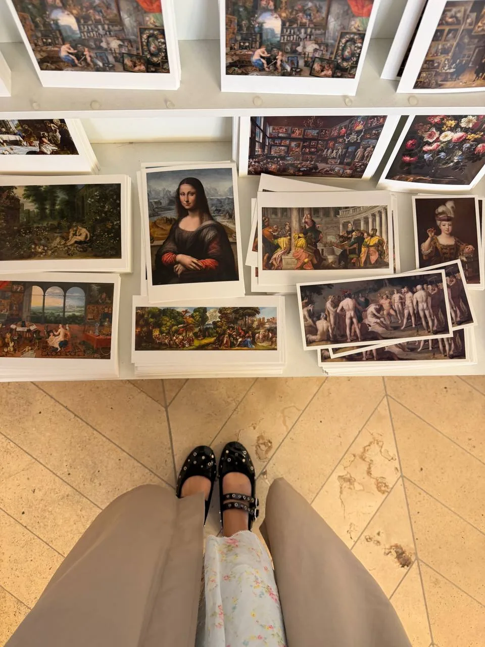 зачем открывать галереи, в которых нельзя фотографировать? люди должны глазами все запо...